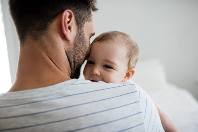 Gây nguy hại cho những người có hệ miễn dịch yếu hơn: Theo bác sĩ gây mê Christian Whitney, chuyên gia tư vấn kiểm soát giải pháp giảm đau phục hồi ở Mỹ cho hay nếu không rửa tay sau khi tiếp xúc với các bệnh nhiễm trùng có hại, bạn có thể lây nhiễm cho những người có hệ miễn dịch yếu xung quanh. Đặc biệt là trẻ nhỏ, người già và những người bị suy giảm miễn dịch và dễ nhiễm trùng. Hãy giảm thiểu rủi ro bằng cách thận trọng trong việc rửa tay. Ảnh: CDC.