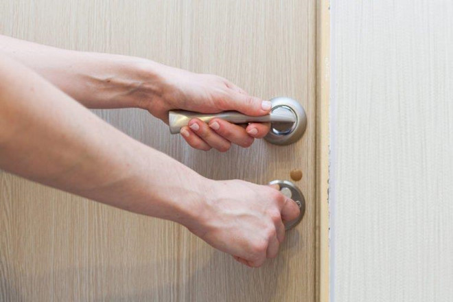 Bạn có thể lây bệnh cho người khác: Hãy nhớ rằng bàn tay của bạn chạm vào khá nhiều thứ xung quanh suốt cả ngày. Chẳng hạn, nếu bạn đang bị bệnh, khi chạm vào tay nắm cửa, bạn sẽ có thể lây nhiễm vi khuẩn cho bất kỳ ai chạm vào nắm cửa đó. Và tương tự như vậy, khi chạm vào tay nắm cửa đó, bạn cũng sẽ bị nhiễm phải những vi trùng của những người chạm vào nó trước bạn. Vì thế, hãy thường xuyên rửa tay để giảm thiểu tối đa nguy cơ lây nhiễm dịch bệnh. Ảnh: Rd.