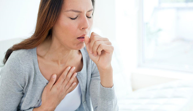 Nguy cơ mắc bệnh hô hấp nghiêm trọng: Nếu không rửa tay thường xuyên, bạn sẽ bị bệnh. Bạn có thể mắc phải chứng cảm lạnh thông thường hoặc các bệnh lý nghiêm trọng hơn thế nhiều. Theo báo cáo của Trung tâm Kiểm soát Dịch bệnh Mỹ (CDC), cúm, viêm phổi, adenovirus, thậm chí là bệnh tay chân miệng là những căn bệnh về đường hô hấp mà bạn có thể mắc phải do lơ là rửa tay. Thường xuyên rửa tay sạch sẽ có thể giảm từ 16-21% nguy cơ mắc cảm lạnh và các bệnh về đường hô hấp. Ảnh: Medicalnewstoday.
