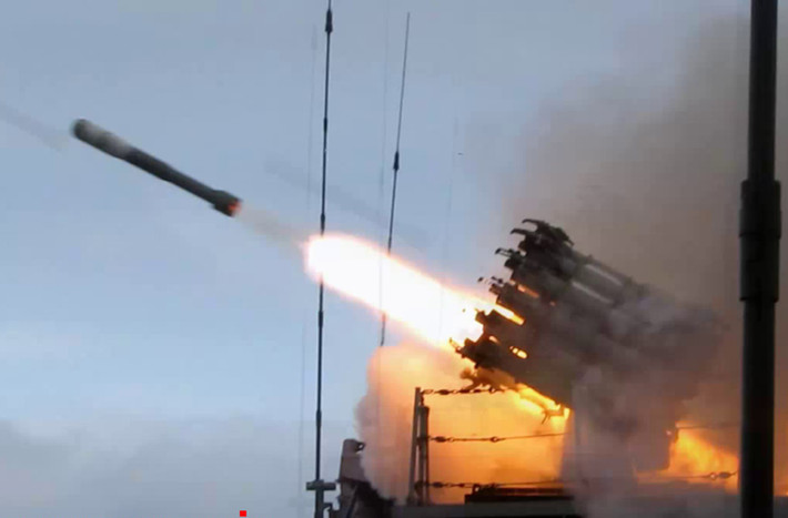 Bệ phóng bom RBU-6000 Smerch 2 thiết kế với các giàn phóng rocket hình tròn, lắp 12 ống phóng cỡ 213mm dùng bom phản lực RGB-60 (tầm bắn 350m đến 5,8km, xuyên sâu 10m tới 500m) hoặc bom 90R (tầm bắn 600m đến 4,3km, xuyên sâu 0-1.000m).
