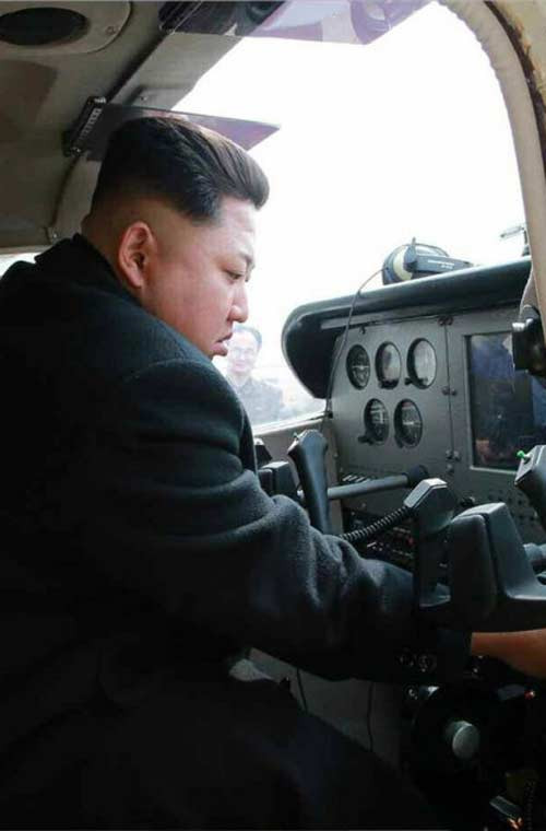 Ông Kim Jong-un ngồi trong buồng lái chiếc máy bay hạng nhẹ “made in North Korea”. Có thể thấy rằng, bảng điều khiển máy bay khá hiện đại, với màn hình tinh thể lỏng loại lớn.