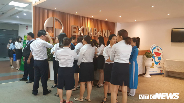 Sáng nay 26/3, cơ quan CSĐT Bộ Công an phối hợp với VKS cùng các đơn vị liên quan tổ chức khám xét Ngân hàng Thương mại Cổ phần Xuất nhập khẩu Việt Nam ( Eximbank) – chi nhánh TP HCM ( trên đường Đồng Khởi, quận 1). Tại đây, cơ quan công an đã đọc lệnh khám xét, yêu cầu tất cả những người có mặt trong phòng không ra ngoài. Trong ảnh, các nữ nhân viên Eximbank TP HCM tập trung ngoài sảnh. Nguồn ảnh: VTC News