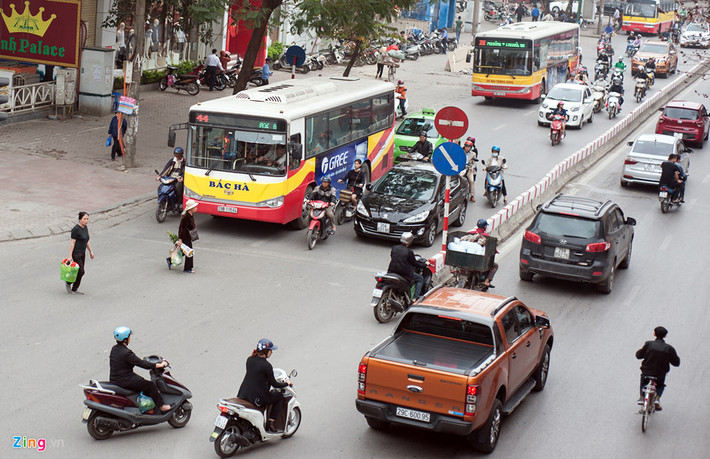 Vị chỉ huy cho biết thêm, căn cứ từng hành vi vi phạm luật của người bộ hành, lực lượng làm nhiệm vụ lập biên bản phạt hành chính tại chỗ hoặc mời người liên quan về trụ sở công an sở tại để làm việc.