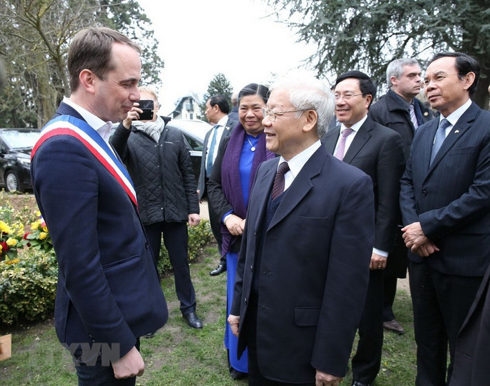 Thị trưởng thành phố Montreuil Patrice Bessac đón Tổng Bí thư Nguyễn Phú Trọng.