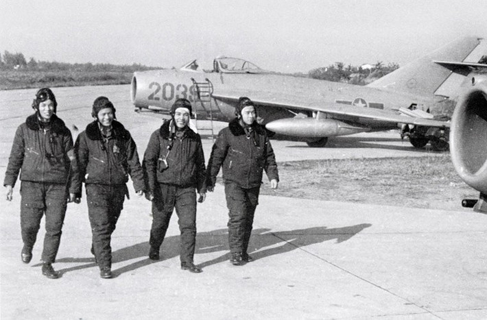 Tiêm kích hạng nhẹ MiG-17F trang bị một động cơ tuốc bin phản lực Klimov VK-1F cho phép đạt tốc độ tối đa 1.145 km/h, tầm bay 2.060km, trần bay 16.600m. Máy bay trang bị một pháo 37mm (40 viên đạn) và 2 pháo NR-23 (160 viên đạn).