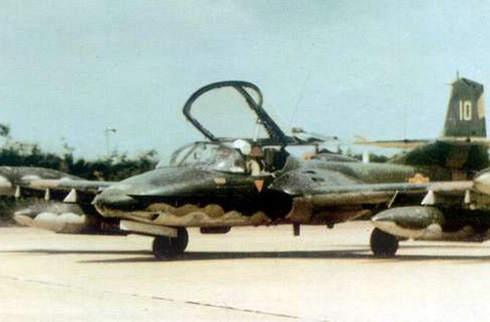 Máy bay cường kích hạng nhẹ A-37 (hãng Cessna Mỹ sản xuất) trong biên chế Không quân Nhân dân Việt Nam. A-37 thiết kế với 8 giá treo trên cánh mang được 1,2 tấn vũ khí gồm: tên lửa đối không AIM-9, bom Mk 82 241kg, rocket 70mm, súng máy hoặc pháo.
