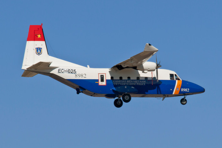 C-212 được trang bị 2 động cơ tuốc bin cánh quạt cho tầm bay tối đa lên tới 1.800km, tốc độ hành trình 300km/h.