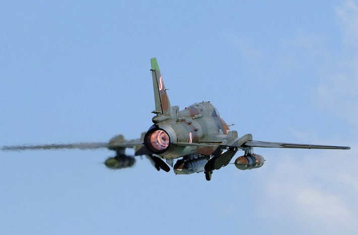 Máy bay cường kích Su-22 được trang bị động cơ tuốc bin phản lực Lyuka AL-21F3 cho phép đạt tốc độ tối đa 1.860km/h ở trên độ cao lớn, bán kính chiến đấu hơn 500km, trần bay hơn 14km, vận tốc leo cao 230m/s.