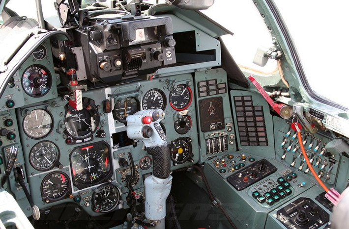 Trong các biến thể Su-22 mà Việt Nam đang sử dụng thì mẫu Su-22M4 là loại hiện đại nhất. Đấy là biến thể sản xuất cuối cùng với nâng cấp đáng kể về hệ thống điện tử gồm: hệ thống dẫn đường RSDN, hệ thống dẫn đường quán tính, hệ thống đo khoảng cách bằng lade, hệ thống radar cảnh báo SPO-15LE. Trên máy bay thiết kế thêm khe nạp không khí bổ sung để có thêm luồng không khí làm mát động cơ. Trong ảnh là buồng lái một chiếc Su-22M4 Không quân Ba Lan.