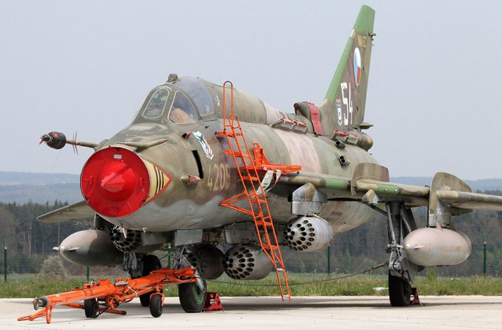 Su-22 cũng có thể lắp các cụm ống phóng rocket từ cỡ nhỏ tới cỡ lớn. Ảnh minh họa nước ngoài.