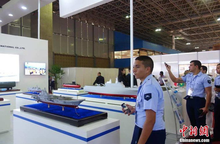 Tuy triển lãm quốc phòng luôn là cơ hội chào bán các công nghệ vũ khí hiện đại. Nhưng điều lạ là Tổng công ty công nghiệp đóng tàu Trung Quốc đem cả mô hình…tàu sân bay tới Brazil trưng bày giới thiệu. Không rõ, Trung Quốc có ý định bán cả tàu sân bay hay chỉ đơn giản là khoe sức mạnh của công nghiệp quốc phòng nước này.
