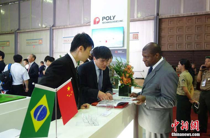 Các nhân viên của công ty Poly Technology giới thiệu sản phẩm tới đại diện nước ngoài.