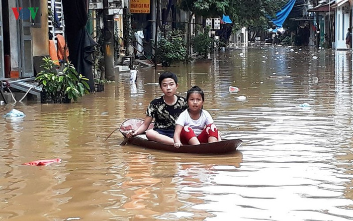 Ngay cả tại TP Yên Bái ngập lụt cũng xảy ra ở nhiều nơi. Trong ảnh, trẻ em phải đi lại bằng thuyền ở phường Hồng Hà. Nguồn ảnh: VOV