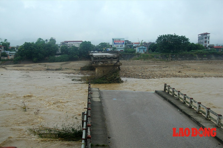 Trước dòng nước lũ kinh hoàng, cầu Thia ở Nghĩa Lộ đã bị sập mất một nhịp cuốn theo 5 người, trong đó có một PV của TTXVN. Nguồn ảnh: Lao Động