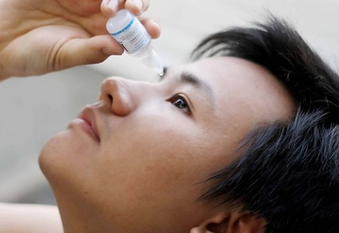 Lạm dụng thuốc nhỏ mắt Việc lạm dụng thuốc nhỏ mắt sẽ gây giãn các mạch máu ở mắt ra khi tác dụng của thuốc giảm đi, tạo ra thành vòng luẩn quẩn: đỏ mắt, nhỏ thuốc, mắt càng đỏ và lại càng phải nhỏ thuốc. Thay vào đó, chúng ta cần cố gắng xác định nguyên nhân và đối phó với nó.