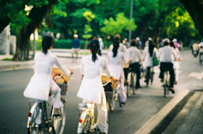 Khổ đầu tiên được viết vào năm đầu tiên ông vào đại học, khi vừa mới bước qua “tuổi khăn quàng, phấn trắng, nắng vô tâm”. Khổ tiếp theo ông viết khi nhập ngũ. Lúc đó là những cảm xúc đã được chắt lọc qua thời gian cùng nỗi nhớ trường lớp, bạn bè, thầy cô, nhớ về tuổi học trò tuổi thần tiên.