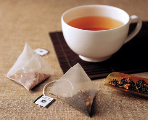 Tận dụng túi trà cũng mang lại tác dụng đáng kể cho nỗ lực xoa dịu các vết rộp môi. Chính các chất chống oxy hóa và vitamin trong túi trà giúp nhanh chóng chữa lành các mụn rộp.