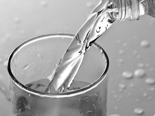 Từ nghiên cứu của mình, các nhà khoa học tiết lộ cách uống nước giảm cân hiệu quả là uống một chai nước trước bữa ăn chính 25 – 30 phút có thể giảm bớt cảm giác thèm ăn. Nó khiến bạn cảm thấy không cần thiết phải ăn lượng lớn thức ăn để thỏa mãn cơn đói, từ đó tự giác cắt giảm khoảng 80 calo so với bình thường.