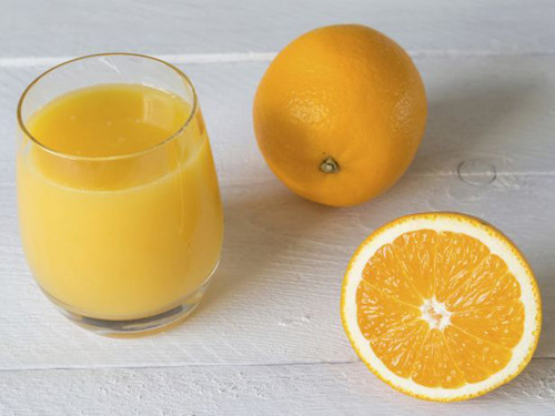 Nước cam. Trái cây họ cam quýt chứa lượng vitamin C khổng lồ có lợi cho sức khỏe song cũng có tính axit. Ăn một lượng lớn khiến bạn có thể đối diện với chứng trào ngược dạ dày, đặc biệt vào ban đêm. Thay vào đó, bạn nên ăn một trái táo để tận dụng lượng carbohydrate giúp ngủ sâu giấc hơn.