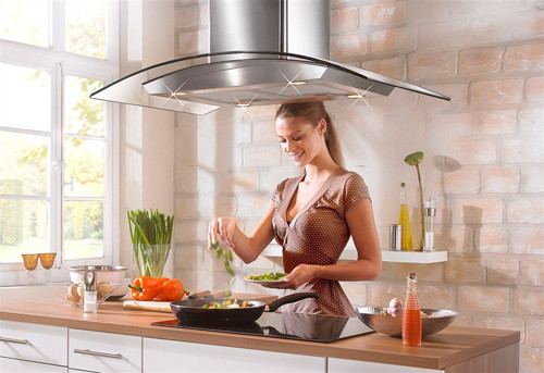 Khi sử dụng, bếp gas thải ra lượng lớn cacbon monoxit, formandehit và nitrogen dioxit. Ba loại khí này đều được tìm thấy trong khói thuốc lá khi hút thụ động. Để có lợi cho sức khỏe, bạn chỉ nên tắt máy hút mùi sau khi nấu ăn xong 3 – 5 phút để đảm bảo khí thải được thoát ra ngoài hoàn toàn.