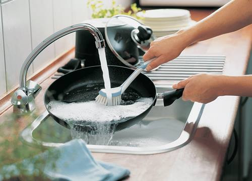 Không rửa nồi trước khi chế biến món ăn. Không ít chị em nội trợ mắc sai lầm khi thấy nồi còn sạch nên sau khi nấu xong món ăn trước, không rửa sạch nồi mà tiếp tục nấu món khác. Điều này vô tình khiến mỡ và thức ăn thừa trước đó tiếp xúc với nhiệt độ cao sản sinh benzopyrene – chất có khả năng gây ung thư. Tốt hơn, bạn nên dành chút thời gian để rửa nồi trước khi bắt tay nấu một món ăn khác.
