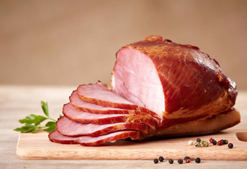 Lạm dụng thực phẩm chế biến sẵn cũng vô tình cung cấp lượng lớn muối không cần thiết. Theo Popsugar, thịt xông khói đứng đầu danh sách thực phẩm chế biến sẵn không tốt cho sức khỏe. Món này rất nhiều muối có thể dẫn đến huyết áp cao. Nó còn chứa một lượng lớn chất béo bão hòa làm tăng nguy cơ bệnh tim và béo phì. Thêm vào đó, Tổ chức Y tế Thế giới khuyến cáo chất bảo quản trong thịt xông khói có thể gây ung thư.