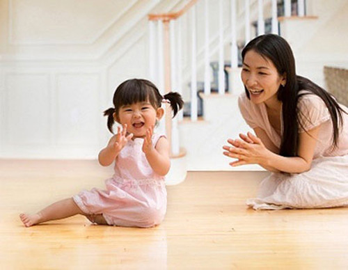 Các nhà nghiên cứu tại Viện Nghiên cứu Trẻ em tại Bryn Mawr College cũng khẳng định trẻ học, phát triển ngôn ngữ với tốc độ khác nhau và các mẹ không nên quá lo lắng khi con mình chưa thể bằng bạn bè cùng lứa.