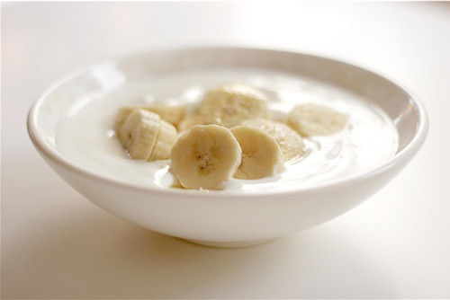 Việc kết hợp sữa chua giàu canxi, protein với chuối giàu kali góp phần nhân đôi tác dụng của món ăn nhẹ này. Cụ thể, lượng kali dồi dào trong chuối kết hợp với protein, canxi trong sữa chua góp phần phát triển các cơ, tăng cường hấp thu canxi, bổ sung axit amin rất tốt.