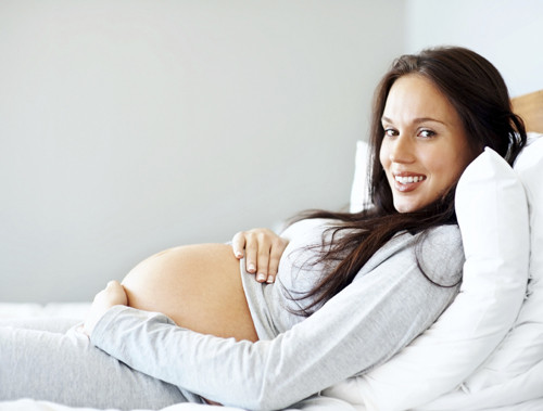 Việc bổ sung genistein khi trứng kết hợp với tinh trùng, thành phôi khiến chất này gây khó khăn cho sự phát triển của phôi, là nguyên nhân gây sảy thai hoặc vô sinh. Chính vì vậy, mẹ bầu không nên uống sữa đậu nành trong 3 tháng mang thai đầu để tránh gây ảnh hưởng tới sự phát triển của thai nhi.