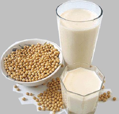 Đặc biệt, sữa đậu nành nhất định phải được đun sôi kỹ trước khi uống. Nguyên nhân bởi sữa đậu nành sống có chứa chất ức chế men trypsin, saponin và một số chất không có lợi khác nên nếu uống sữa đậu nành sống hoặc không được đun sôi kỹ dễ gây buồn nôn, nôn, đau bụng đi ngoài,… thậm chí ngộ độc.