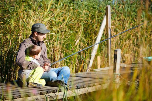 Làm việc chăm chỉ. Cuộc sống không dữ dội như một cuộc chiến song mỗi cá nhân cần liên tục phấn đấu mới có thể phát triển. Chính vì vậy, dù cưng chiều con đến mấy các ông bố cũng nên dạy con làm việc chăm chỉ, biết quý trọng sức lao động từ tấm bé bằng cách làm gương cho con.