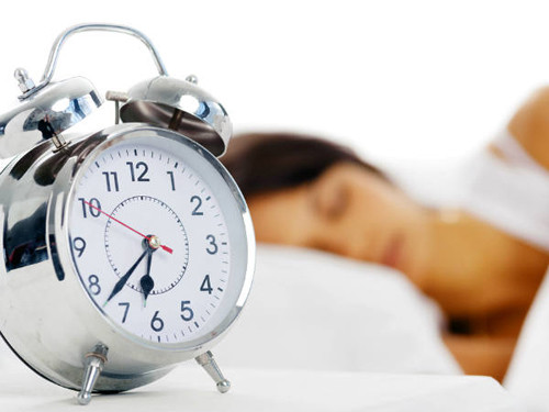Tắt đồng hồ báo thức để ngủ tiếp. Nếu để chuông báo thức, bạn đừng chiều chuộng bản thân bằng cách tắt đi rồi ngủ nướng thêm nửa tiếng. Việc này không giúp ngủ “đẫy giấc” hơn. Nó thậm chí được ví như một cách ngược đãi bản thân, khiến giấc ngủ bị gián đoạn, não bộ không được đánh thức hoàn toàn khiến bạn dễ căng thẳng hơn.
