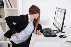 Ngồi nhiều khiến cột sống và toàn bộ vùng hông, xương chậu bị chèn ép do phải đỡ sức nặng của cơ thể vì thế gây ra các bệnh về xương khớp. Ảnh minh họa: Internet