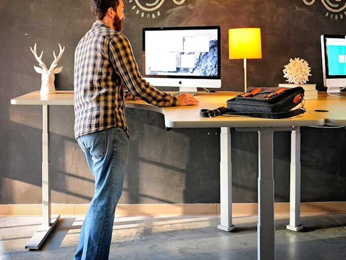 Ngay cả khi không vận động thể chất một cách tích cực thì chỉ hành động đứng lên thay vì ngồi ỳ tại chỗ cũng giúp ích đáng kể. TS John Buckley, Đại học Chester (Anh), cho biết chỉ cần đứng mỗi ngày 3 tiếng cơ thể đã đốt cháy 144kcal. Ảnh minh họa: Internet