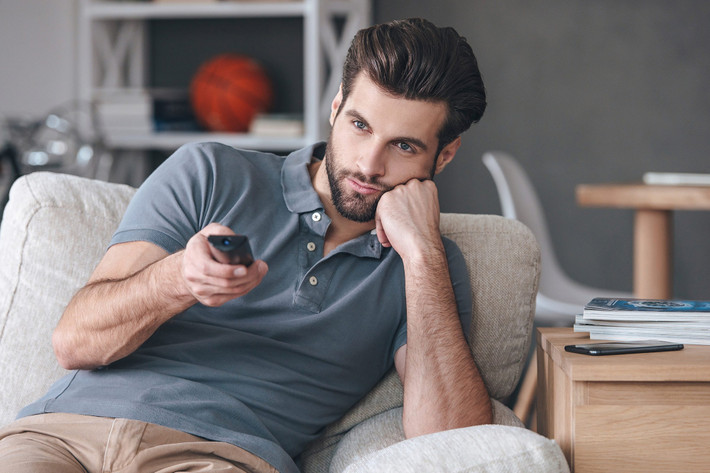 Xem TV nhiều khiến bạn dành ít thời gian cho các hoạt động thể chất cũng như rèn luyện trí óc, làm tăng tỷ lệ mắc bệnh thừa cân, tiểu đường loại 2 và tăng tốc độ mất trí nhớ. Bạn có thể từ bỏ thói quen xấu này bằng cách cố gắng duy trì thời gian xem TV khoảng hai giờ mỗi ngày và đảm bảo bạn có thể tập thể dục ít nhất 30 phút cũng như không ăn vặt khi xem TV, bạn sẽ đốt cháy nhiều calo hơn, trở nên cân đối hơn và giảm tỷ lệ mắc các vấn đề sức khỏe liên quan một cách nhanh chóng.