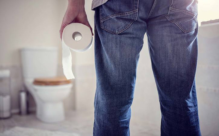 Máu trong nước tiểu hoặc phân: Đây là dấu hiệu phổ biến nhất của bệnh ung thư bàng quang, thận hoặc đại tràng.