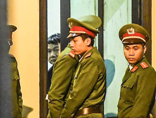 Bị cáo Đinh La Thăng được đưa vào khu vực cách ly trong phiên xử chiều 8/1.