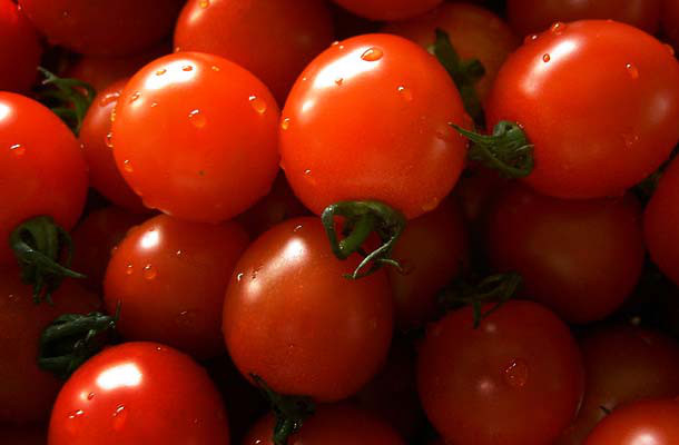 Cà chua: Cà chua là một nguồn dồi dào vitamin C và các chất natri, phốt pho, canxi, kali, magie và lưu huỳnh. Cà chua được khuyên dùng như một phương pháp tuyệt vời trong trị liệu ung thư tuyến tiền liệt. Glutathione có trong cà chua giúp tăng cường hệ miễn dịch.