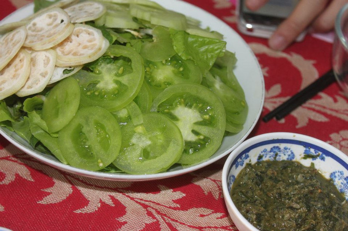 Đặc biệt, trong thành phần rau sống ăn kèm luôn có cà chua xanh thái lát. Những miếng cà chua xanh ăn vào ngọt, mát tận ruột, càng ăn càng nghiền. Lát cà chua xanh bỏ vào cuốn bánh tráng với thịt hay chả rán đều làm cho các món ăn Phú Yên thêm hương vị lạ miệng.