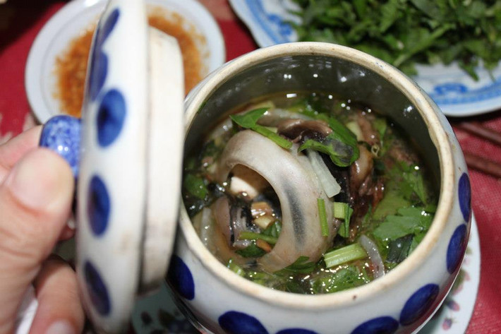 Mắt cá ngừ đại dương hầm cách thủy là món đặc trưng của Phú Yên. Vị ngọt, béo ngậy của mắt cá, vị bùi thơm của thuốc bắc và các loại rau thơm, vị cay cay của sả, ớt, tất cả hòa quện tạo nên món ăn vô cùng hấp dẫn, khiến thực khách đã thưởng thức một lần sẽ khó quên.