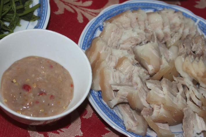 Thịt luộc cuốn bánh tráng chấm mắm cá thu, tuyệt ngon, khiến thực khách ăn hết một cuốn lại ứa nước miếng muốn tiếp tục cuốn thứ hai.