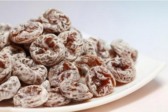 Vì vậy, với ô mai, mứt khi bảo quản chỉ cần tuân thủ quy tắc tránh để nước hoặc hơi nước rơi vào khiến cho đường bị tan ra tạo cơ hội cho vi khuẩn xâm nhập.