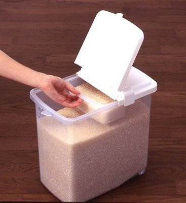 Vì vậy, nếu ăn Tết không hết, cách tốt nhất để bảo quản thực phẩm này là phải đảm bảo kín, cách ly không cho tiếp xúc với không khí môi trường. Với gạo, cách bảo quản thực phẩm này tốt nhất là cho gạo vào thùng có nắp đậy, để nơi khô ráo, thoáng mát…