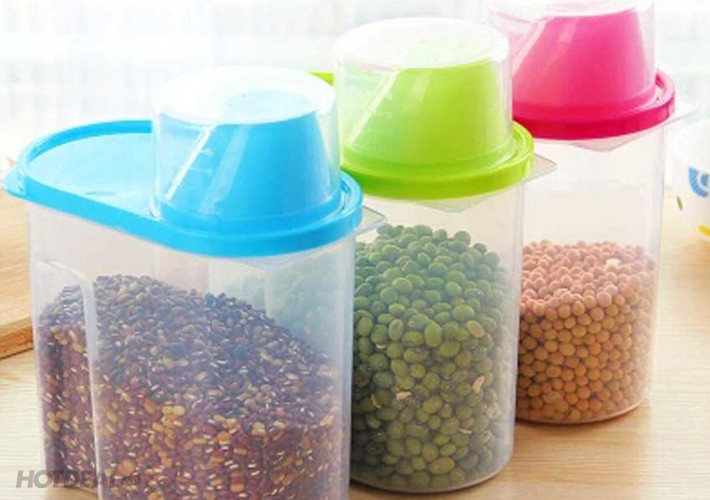 Với các loại hạt như lạc, đỗ, nên bảo quản trong các hộp, lọ kín là tốt nhất, nếu để trong túi nilon thì phải bọc vài lần túi để đảm bảo không khí không thể lọt vào bên trong. Ngoài ra, cần để nơi khô, ráo, thoáng mát.