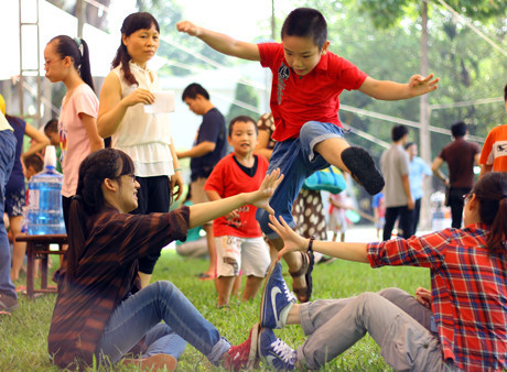 Trồng nụ trồng hoa: 2 người ngồi đối diện nhau chồng tay, chân... lên để nhóm bạn nhảy qua nhảy lại sao cho không chạm vào “nụ hoa”. Người nào chạm phải thì bị loại. Trò chơi kết thúc khi tìm được người chiến thắng và thay đổi người trồng nụ trồng hoa khác.