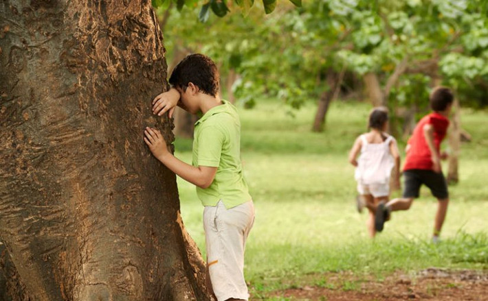Trốn tìm: Cả nhóm chơi oẳn tù xì xem ai thua sẽ phải đứng xoay mặt vào cột, bịt mắt và đếm. Những người còn lại sẽ đi trốn. Người bịt mắt đi tìm người trốn nhưng phải giữ vị trí cột vừa đứng không để những người đang trốn có cơ hội chạy ra vỗ tay vào cột đó.