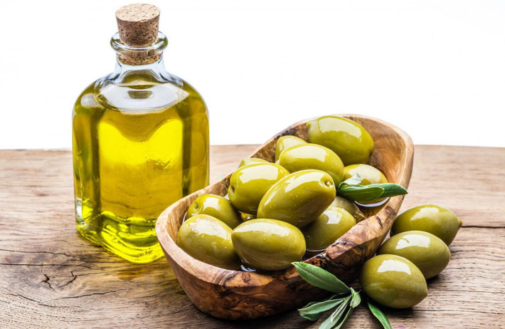 Dầu ô liu. Là một trong những loại dầu chống lão hóa mà bạn có thể sử dụng mà không phải lo lắng về chất béo hay calo. Polyphenol trong dầu ô liu giúp chống lại các gốc tự do.