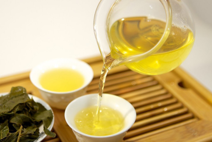 Trà xanh. Chứa nhiều loại enzyme, chất chống oxy hóa, có tính kháng khuẩn và polyphenol chống lại các gốc tự do. Catechin trong trà xanh giúp bảo vệ da khỏi tác động bất lợi của tia cực tím (UV).