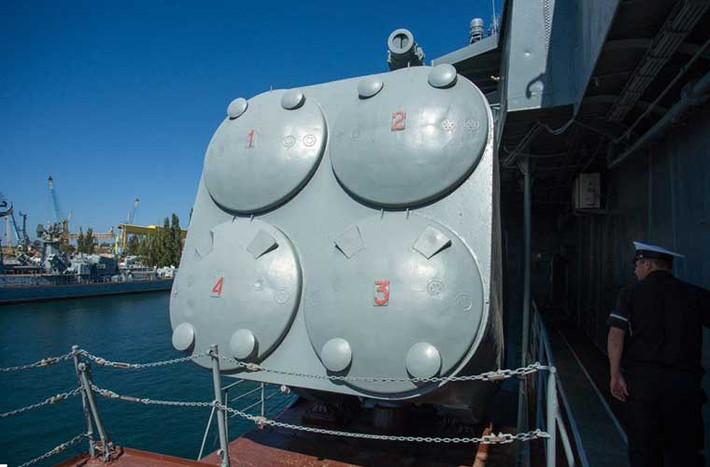 Một trong hai bệ phóng (mỗi bệ 4 hộp đạn) tổ hợp tên lửa chống ngầm Metel (NATO gọi là SS-N-14 Silex) đạt tầm phóng 5-50km, mang theo một quả ngư lôi UGMT-1 để xuyên vào lòng biển săn tàu ngầm.