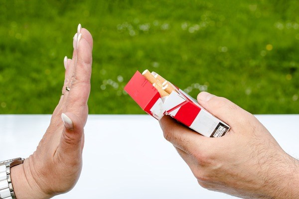 4. Thuốc lá Các nghiên cứu tiết lộ rằng những người hút thuốc có nguy cơ viêm khớp dạng thấp và các tổn thương cho khớp, xương và mô liên kết. Thuốc lá không chỉ gây ra các triệu chứng đau đớn, nó còn làm cho điều trị viêm khớp kém hiệu quả và gây ra các biến chứng bổ sung nếu bạn cần phẫu thuật.